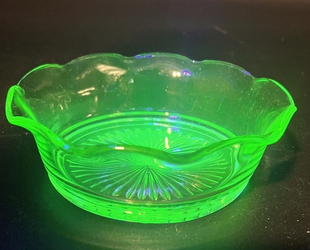 Vintage Green Depression Uranium Glass Mini Bowl Wavy Edge Starburst Pattern 5”